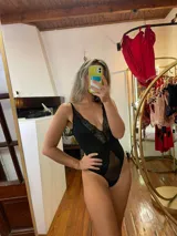 Body negro de lycra con encaje en escote y laterales, breteles finos regulables y gancho en la cintura.