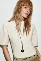 Top de punto rib color azul marino, con cuello redondo y manga corta abullonada.