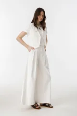 Chaleco color crudo de canvas de algodón, con corte sastrero masculino, escote en V y botones de nácar.