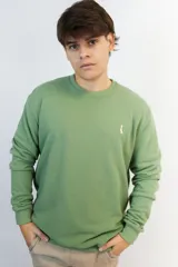 Buzo de punto color verde con logo bordado en el pecho.