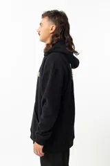 Canguro negro con capucha, de corte holgado. Estampado en la espalda con ilustración de calavera fumando y diseño de inspiración oriental.