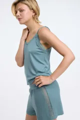 Short de pijama de rib color gris melange, con cintura elástica y detalle de encaje en los laterales.