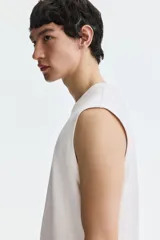 Musculosa de punto liviano con cuello redondo y sisas con ribete acanalado. Presenta un corte estándar y bajo recto, confeccionada con tecnología Coolmax para mayor transpirabilidad.