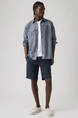 Short de gabardina azul marino con bolsillos laterales y traseros, de corte recto y tiro medio.