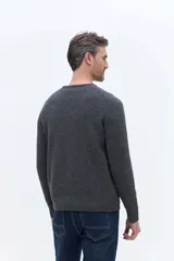 Sweater de tejido suave con cuello redondo y mangas raglan, de calce regular y estructura cómoda.