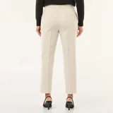 Pantalón de vestir corte pitillo en color beige, con diseño liso, cierre frontal y bolsillos laterales.