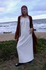 Vestido largo color crudo, con breteles finos regulables y espalda descubierta.