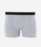 Pack de tres calzoncillos tipo bóxer de algodón en colores gris, negro y blanco, con cintura elástica negra.