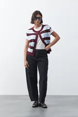 Jean de corte barrel con silueta curva y volumen controlado, de tiro medio y color negro. Presenta un diseño que se ensancha en la pierna y se ajusta levemente en el bajo, con cierre frontal y bolsillos laterales.