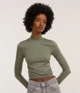 Blusa de manga larga confeccionada en poliamida con elastano, con diseño seamless y cuello alto redondo. Presenta una textura sutil en toda la prenda.