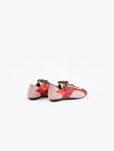 Zapatillas de estilo urbano confeccionadas en nylon plateado con detalles de cuero vacuno descarne en gris y negro. Cuentan con cordones negros y suela de goma.