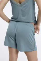 Short de pijama de rib color gris melange, con cintura elástica y detalle de encaje en los laterales.