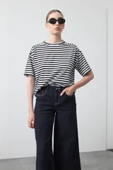 Pantalón de fit flare color beige, confeccionado en cotton spandex, con pespuntes a contratono. Se ajusta suavemente en la cadera y se abre hacia el ruedo.