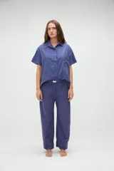 Pantalón de pijama de algodón con diseño de rayas verticales en tonos azul y bordó, corte holgado, cintura elástica y botamangas con vuelta.