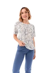 Conjunto de pijama de algodón color champagne, compuesto por una remera de manga corta con cuello henley y bolsillo en el pecho, y un pantalón capri a rayas horizontales celestes y blancas.