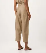 Pantalón carrot de cintura alta y corte holgado en caderas con diseño entallado en los tobillos. Confeccionado en mezcla de algodón, viscosa y lino, con pinzas delanteras.