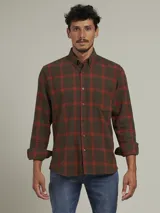 Camisa de manga larga a cuadros blancos, azules y verdes.