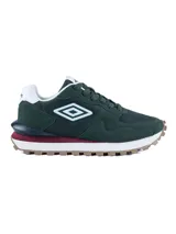 Championes urbanos Umbro, color verde oscuro con detalles en blanco, bordó y suela color caramelo. Presentan una combinación de gamuza y malla, con el logo característico de la marca en el lateral.