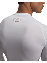 Remera térmica de compresión Under Armour HeatGear de manga larga, color blanco, con cuello redondo y logo de la marca en el centro del pecho. Diseñada con tecnología de secado rápido y tejido elástico para mayor movilidad.