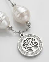 Collar de cadena de eslabones de acero con perlas barrocas intercaladas y un dije circular central con diseño de árbol de la vida y borde con incrustaciones de circonias.