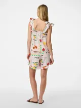 Top corto sin mangas con cuello cuadrado y tirantes ajustables con lazo. Presenta un estampado de frutas (fresas, limones/naranjas) y un patrón de cuadros en tonos verde, amarillo y rosa pálido. El borde del escote y el ruedo tienen un ribete ondulado verde.