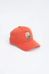 Gorra color coral con parche bordado con diseño de montaña y sol.