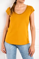 Remera negra de algodón peinado con escote en V y detalle calado en el borde.