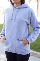 Canguro negro con capucha y cordones ajustables, bolsillo tipo canguro y logo pequeño en el pecho.