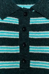 Jersey de punto con diseño de rayas horizontales en tonos verde oscuro y turquesa. Presenta cuello tipo polo con solapa y cierre frontal de botones, y mangas largas.
