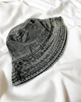 Gorro tipo bucket negro con efecto lavado.