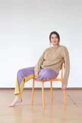 Buzo tejido a mano con manga raglán y cuello semi alto. Presenta un diseño con texturas variadas en el tejido y terminaciones onduladas en el ruedo.