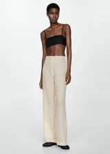 Pantalon de corte recto y tiro medio, confeccionado en tejido de ramio. Presenta un diseño largo y cierre lateral con cremallera oculta.