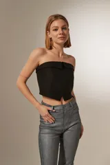 Top strapless negro con detalle de abertura en el centro del busto.