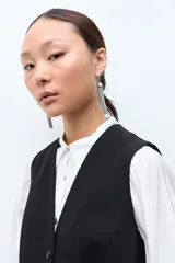 Chaleco sastrero de corte clásico, color negro, con cierre frontal de cuatro botones y escote en V.