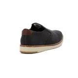 Zapato casual de hombre color negro, sin cordones, con elásticos laterales y suela gruesa.