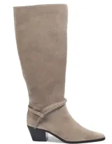 Bota bucanera de cuero color visón, caña alta y punta fina, con taco bajo y detalle de cordón trenzado alrededor del tobillo.