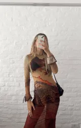 Vestido midi de microtul elastizado con estampado abstracto en tonos marrones y beige. Diseño ajustado al cuerpo, de manga larga y cuello redondo. Transparenta.