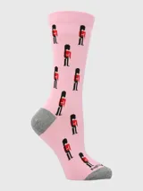 Calcetines de largo medio en color rosado con estampado de guardias británicos. Presentan talón y puntera en color gris.