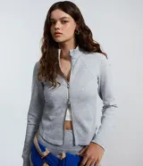 Saco negro de modal con cuello alto, mangas largas, recortes modernos y cierre delantero por cremallera.