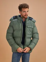 Campera puffer verde militar con capucha, cierre frontal, bolsillos laterales con cierre y un bolsillo de solapa en el pecho.
