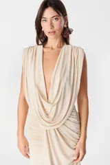 Vestido largo de fiesta color verde oliva, con escote profundo drapeado y falda con frunces laterales que aportan movimiento y caída fluida.