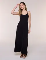Vestido maxi de modal marca As U Wish, de color negro, con escote redondo, tirantes finos regulables y cintura elástica fruncida.