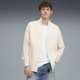 Campera Puma de cuello alto con cierre frontal completo, confeccionada en tejido texturizado tipo waffle color arena. Presenta logo de la marca bordado en el pecho y bolsillos laterales.