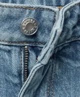 Jeans flare de tiro medio confeccionados en tejido denim de algodón con un toque de elastano. Presentan diseño clásico de cinco bolsillos, trabillas para cinturón, cierre frontal con cremallera y botón, y bajo deshilachado.