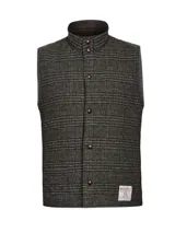 Chaleco de lana Harris Tweed con diseño de cuadros, cuello alto con interior de pana, cierre frontal de botones y etiqueta distintiva de la marca en el ruedo. Cuenta con relleno aislante térmico.