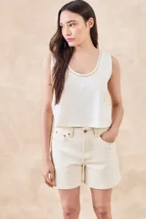 Musculosa blanca de algodón con escote redondo y detalle de lurex dorado en el borde.