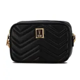Cartera bandolera Vizzano de diseño rectangular, color bordó, con costuras acolchadas en patrón de chevrón. Presenta una placa metálica dorada con el logo de la marca en el frente y correa combinada de cadena y material sintético.
