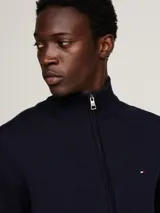 Sweater azul marino de Tommy Hilfiger con cuello perkins, cierre de cremallera, logo bordado en el pecho y puños y bajo de punto canalé.