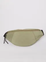 Riñonera color verde militar con correa ajustable negra.