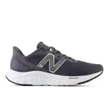 Championes New Balance Arishi V4 para mujer, color gris oscuro con logo plateado y suela blanca. Zapatillas deportivas versátiles con entresuela Fresh Foam y empeine de malla transpirable.